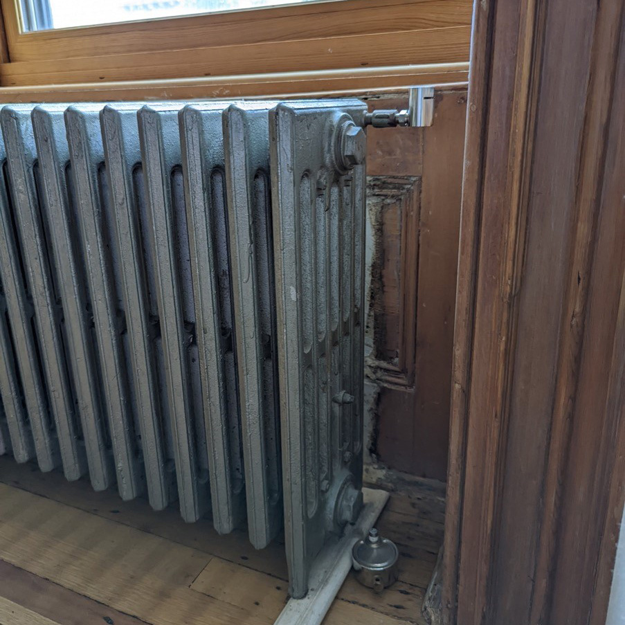 One pipe steam radiator with incorrect air vent